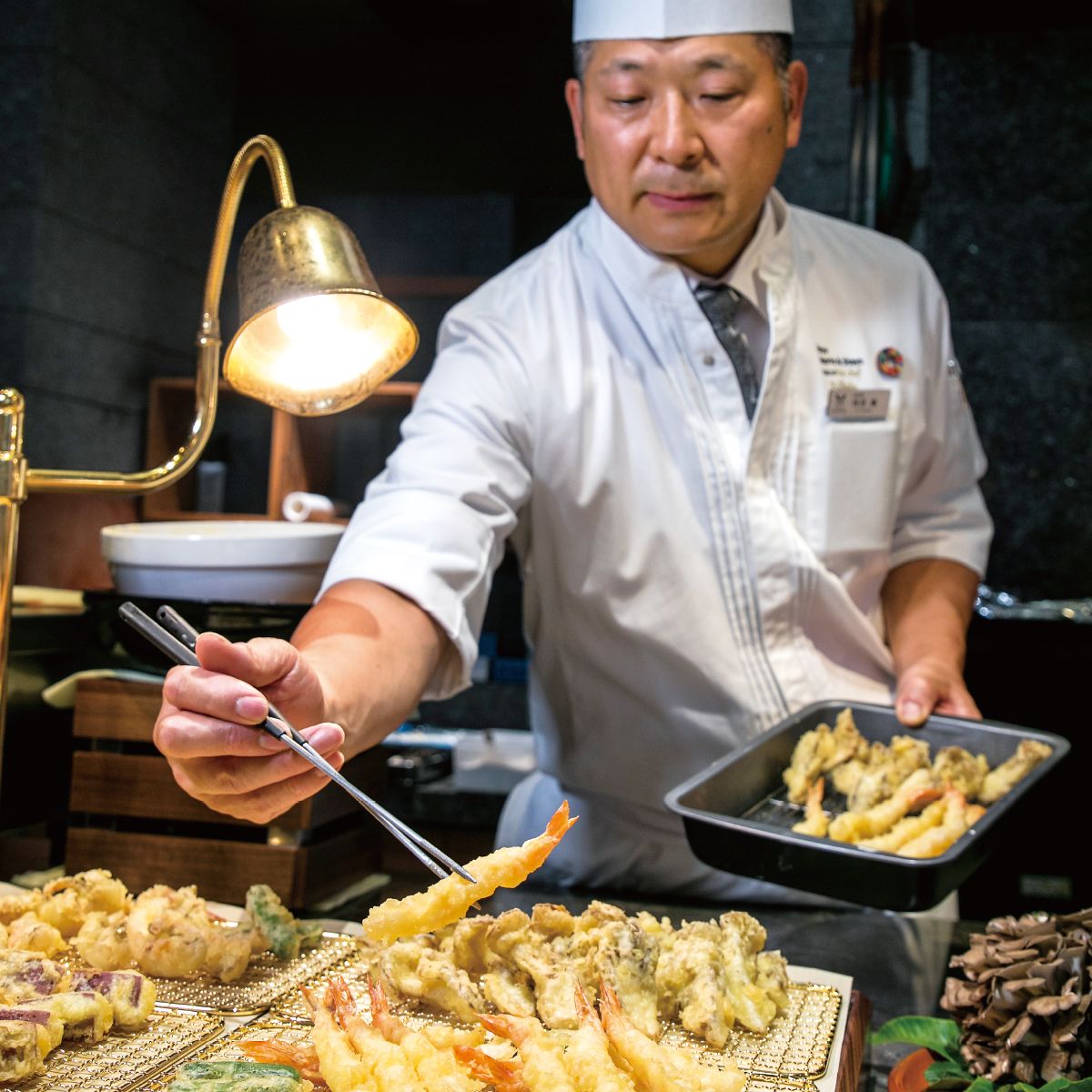 目の前で料理人が揚げる 熱々の天ぷらをお愉しみください
